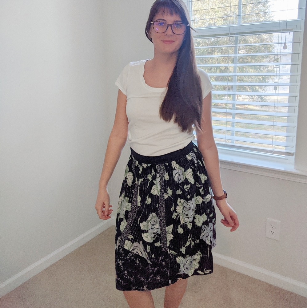 $$$ New York and Company skirt flower details blue - Picture 4 of 4